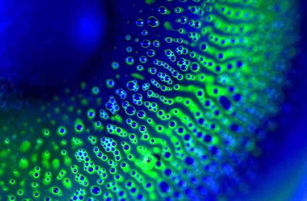 Foto av bobler under kontaktlinse. Blått og grønt. http://bit.ly/isJ5kL 